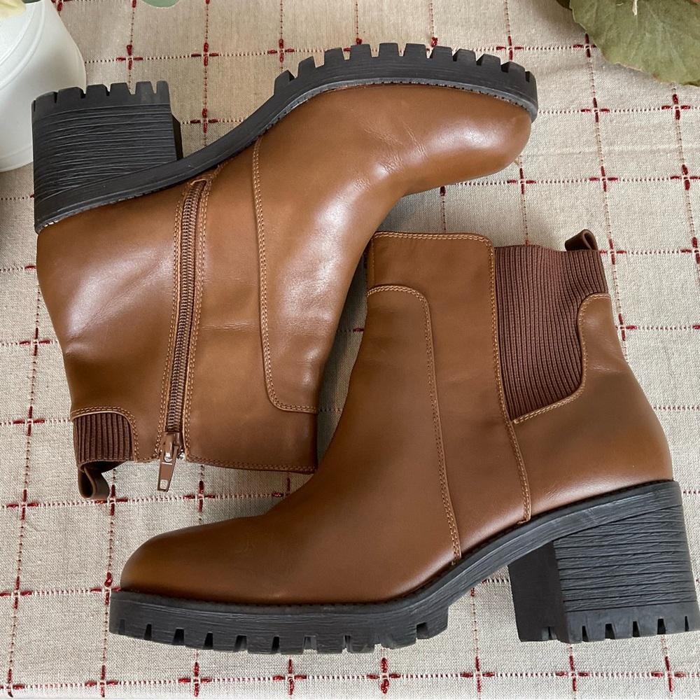 Bella Vita “Connery” Chelsea Boot Lug Sole Leather Ankle Boots Sz 10 Wide Comfy - Picture 5 of 7